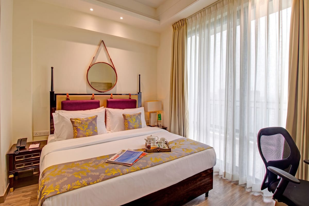 Deluxe Suite with Living Room, with Complimentary Hi-Tea & 1 Pint of Beer | 1 bedroom, desk, laptop workspace, soundproofing
