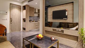 Premium Suite | Ruang tamu | 32 inci televisyen skrin rata dengan kabel