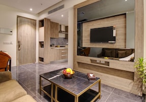 Premium Suite with Living room, with Complimentary Hi-Tea & 1 Pint of Beer | Ruang tamu | 32 inci televisyen skrin rata dengan kabel 