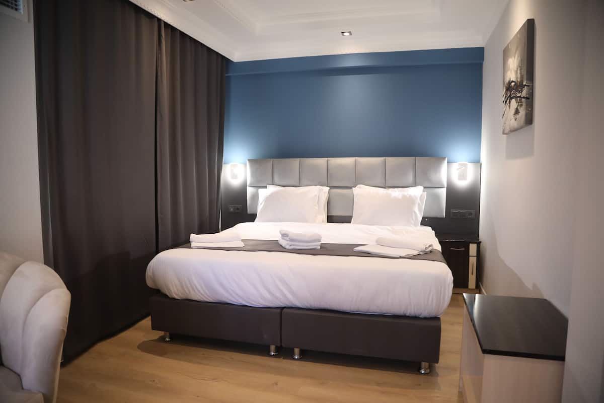 Habitación familiar | 1 dormitorio, caja fuerte, escritorio y cortinas opacas