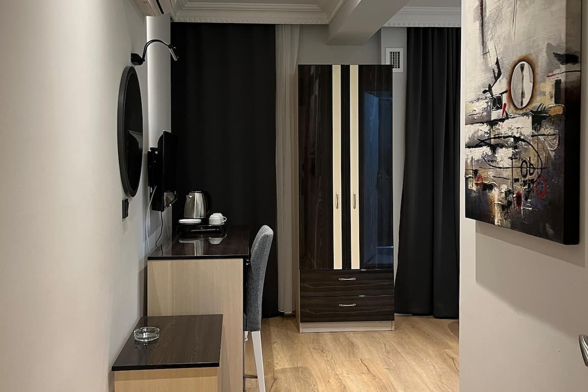 Habitación estándar con 1 cama doble o 2 individuales | 1 dormitorio, caja fuerte, escritorio y cortinas opacas