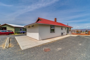 House (2 Bedrooms) | Interior - Cozy Grand Coulee Home w/ Deck & Views! (Grand Coulee)