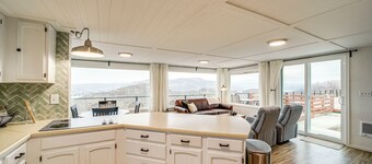 Cozy Grand Coulee Home w/ Deck & Views!