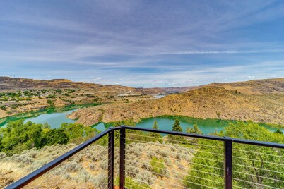 Cozy Grand Coulee Home w/ Deck & Views!