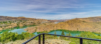 Cozy Grand Coulee Home w/ Deck & Views!