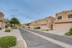 Interior - Golf, Hike & Bike: Townhome in Fountain Hills! (Fountain Hills)