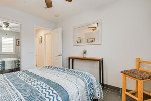 3 habitaciones, tabla de planchar con plancha y ropa de cama