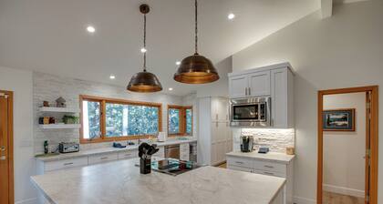 Close to Trails: Family-friendly Stateline Home!