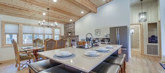 'lavender Lodge' Mountain-view Pine Cabin w/ Deck