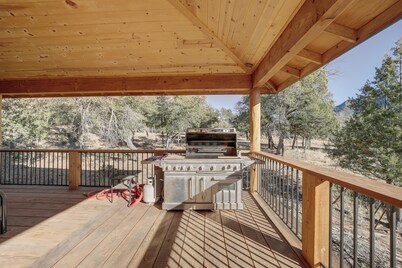 'lavender Lodge' Mountain-view Pine Cabin w/ Deck