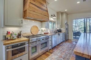 House (6 Bedrooms) | Interior