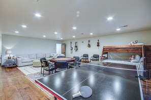 House (6 Bedrooms) | Interior