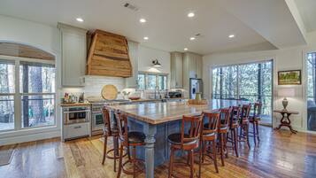 House (6 Bedrooms) | Interior