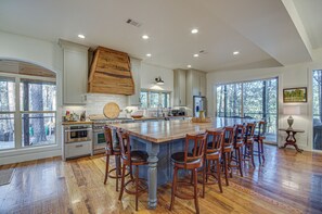 House (6 Bedrooms) | Interior