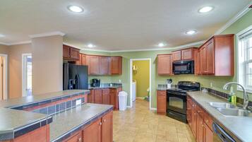 House (3 Bedrooms) | Interior
