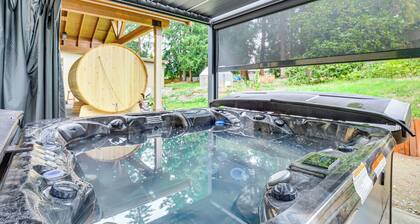 Day Trip to Snoqualmie! Lakefront Home w/ Hot Tub