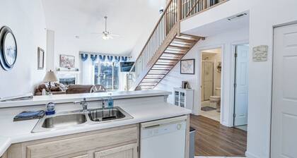 Osage Beach Condo: Boat Slip & Pool Access!