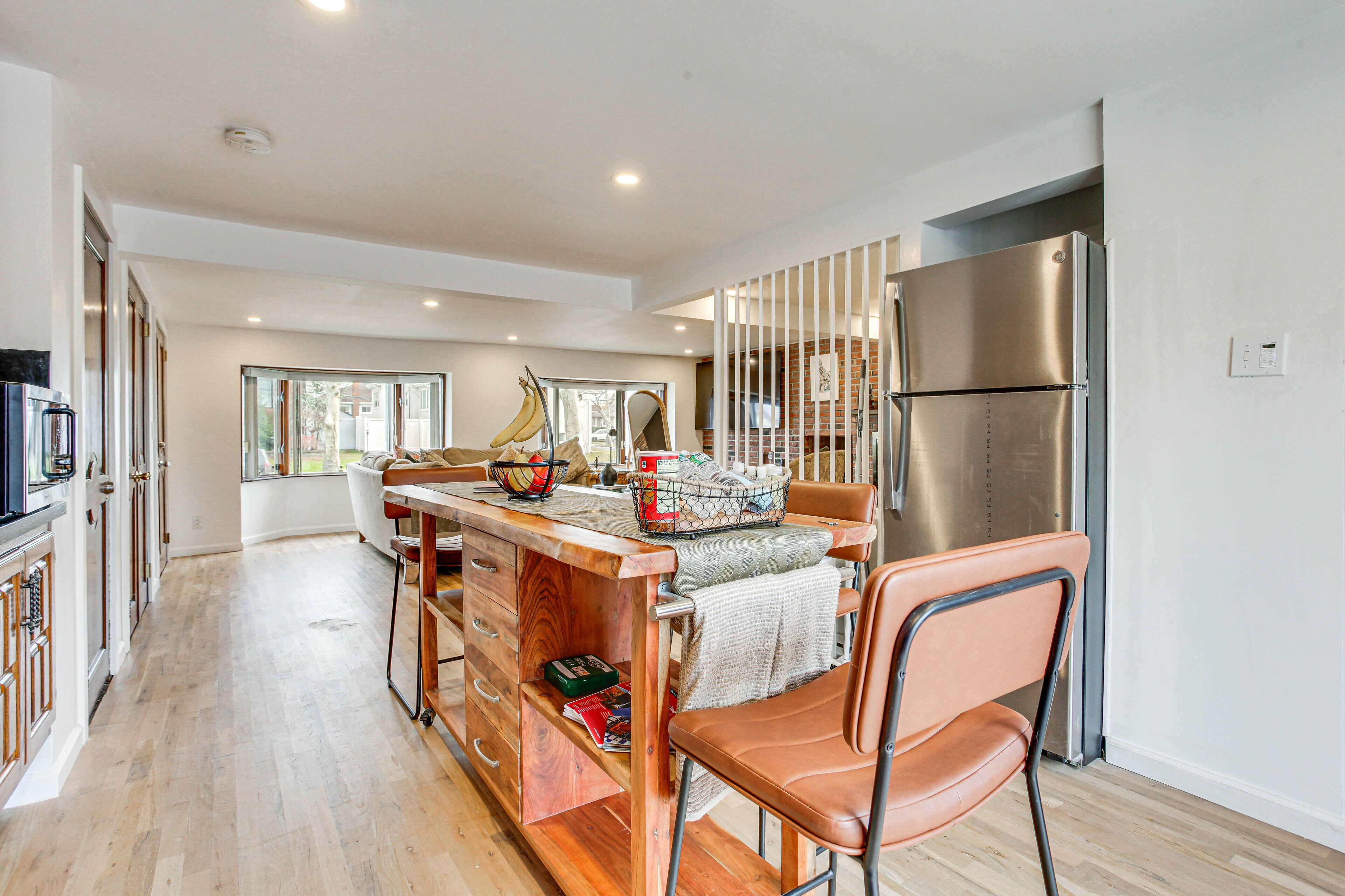 Apartment (0 Bedroom) | Private kitchen | Microwave, cookware/dishes/utensils, paper towels