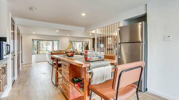 Apartment (0 Bedroom) | Private kitchen | Microwave, cookware/dishes/utensils, paper towels