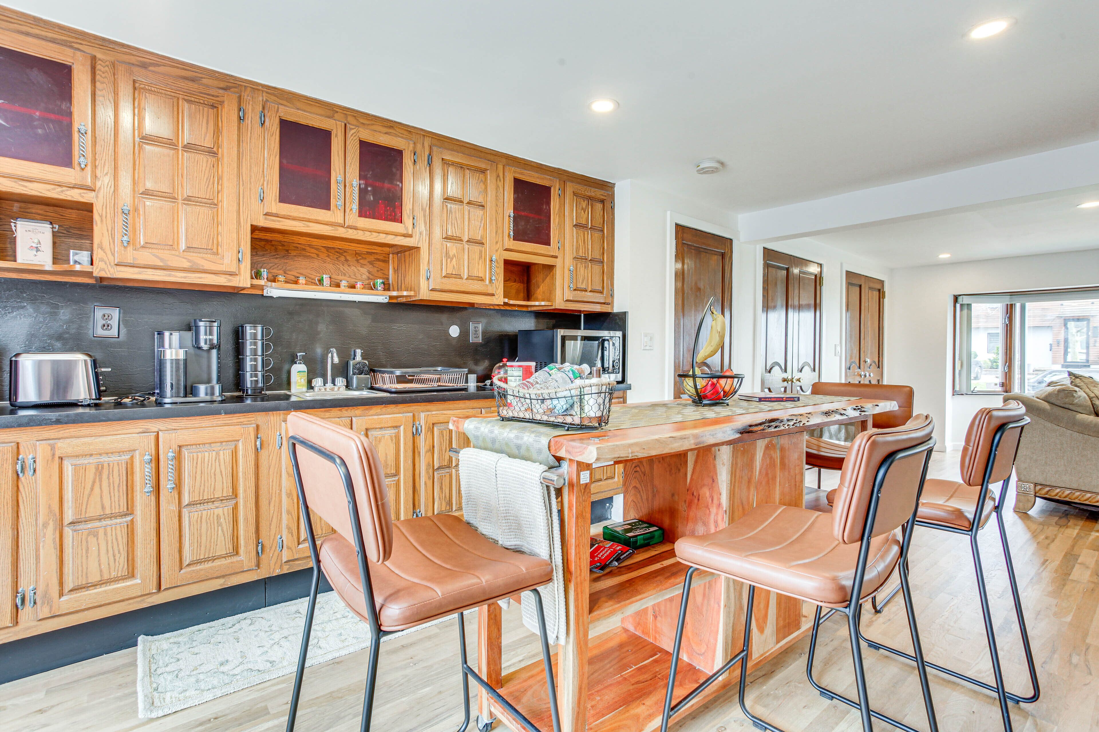 Apartment (0 Bedroom) | Private kitchen | Microwave, cookware/dishes/utensils, paper towels