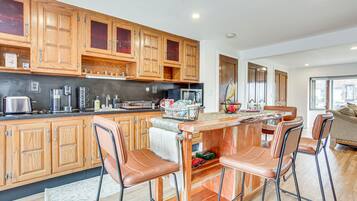 Apartment (0 Bedroom) | Private kitchen | Microwave, cookware/dishes/utensils, paper towels