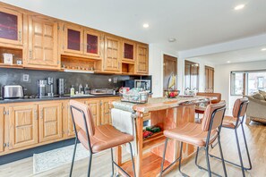 Apartment (0 Bedroom) | Private kitchen | Microwave, cookware/dishes/utensils, paper towels - Cozy Valley Stream Studio, 20 Mi to Times Square! (Valley Stream)