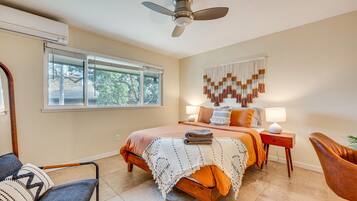 1 kamar tidur, setrika/meja setrika, dan seprai linen