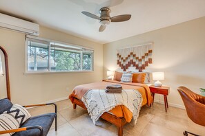 1 kamar tidur, setrika/meja setrika, dan seprai linen