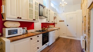 Fridge, microwave, oven, stovetop - Red Lion Cottage - Blockley (Blockley)