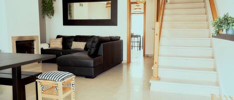 Een televisie en een open haard