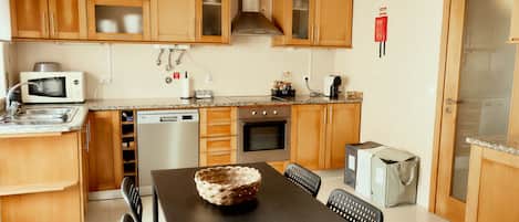 Frigorifero, microonde, forno, piano cottura