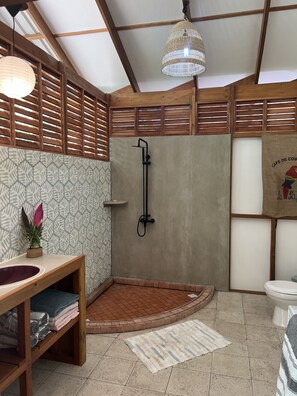 Douche, serviettes fournies, savon, shampooing