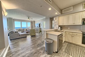 Condo, 2 habitaciones | Cocina privada | Refrigerador, horno, cafetera y tetera y tostadora 