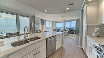 Apartamento, 3 habitaciones | Cocina privada | Frigorífico, cafetera o tetera y tostadora