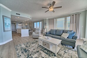 Condo, 3 Bedrooms | Living area