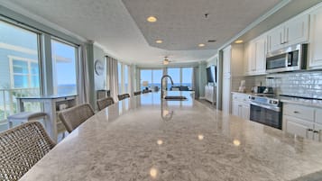 Apartamento, 3 habitaciones | Cocina privada | Frigorífico, cafetera o tetera y tostadora