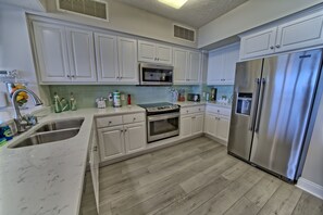 Private kitchen - Unit 0505 2 Bedroom Condo by RedAwning (Panama City Beach)