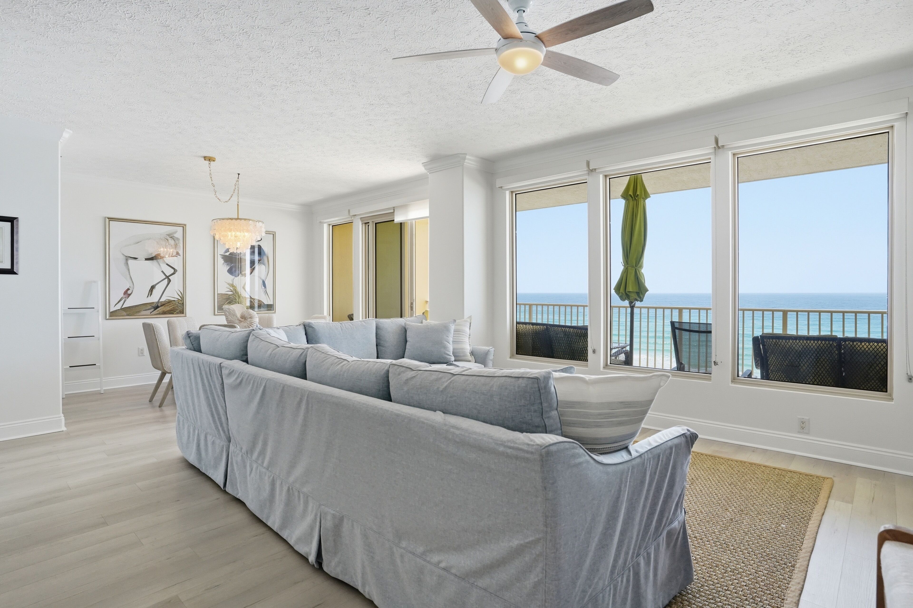 Condo, 2 habitaciones | Área de sala de estar | Smart TV 