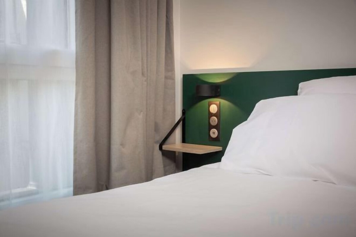 In-room safe, soundproofing, WiFi (free)