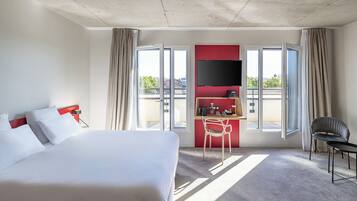 Suite, 1 Queen Bed, Non Smoking (View) | In-room safe, soundproofing, free WiFi