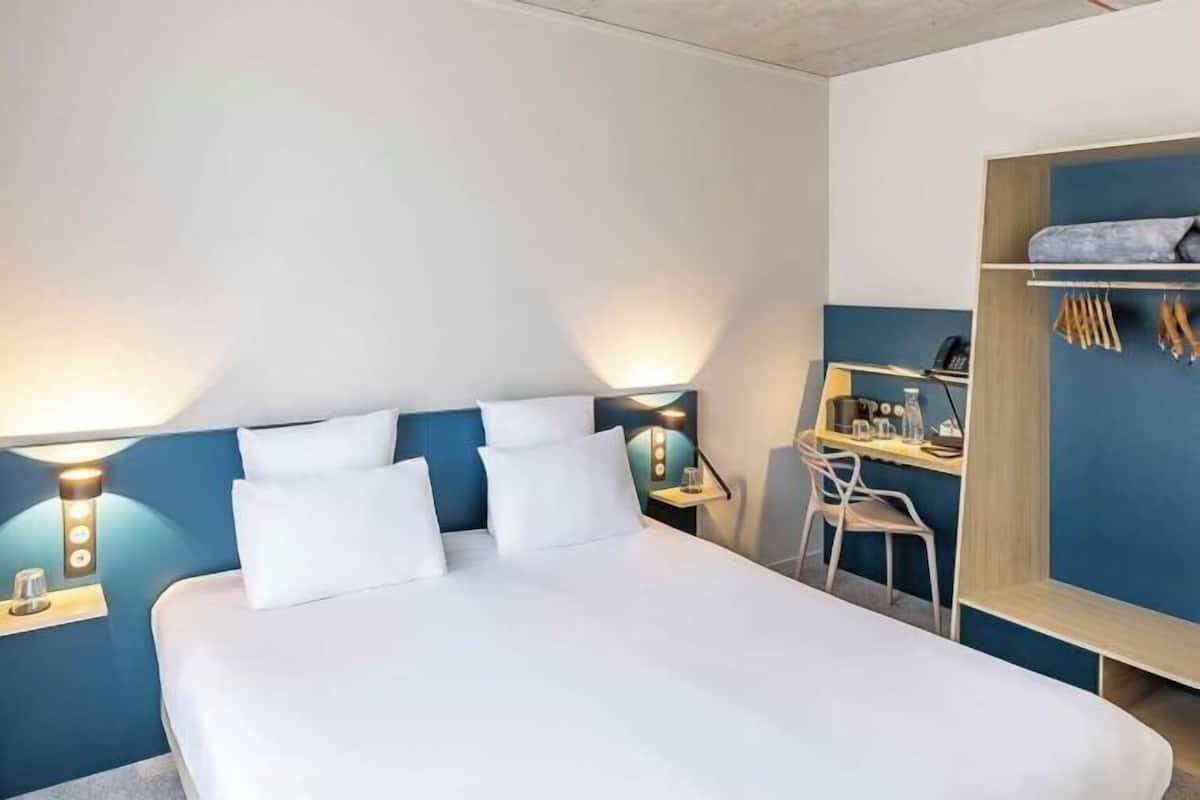 In-room safe, soundproofing, WiFi (free)