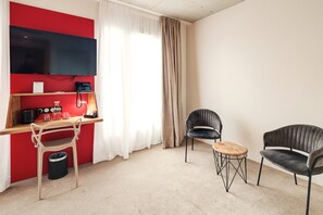 Suite, 1 Queen-Bett, Nichtraucher (View) | Wohnbereich | Fernseher