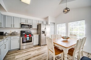 冷蔵庫、電子レンジ、オーブン、コンロ