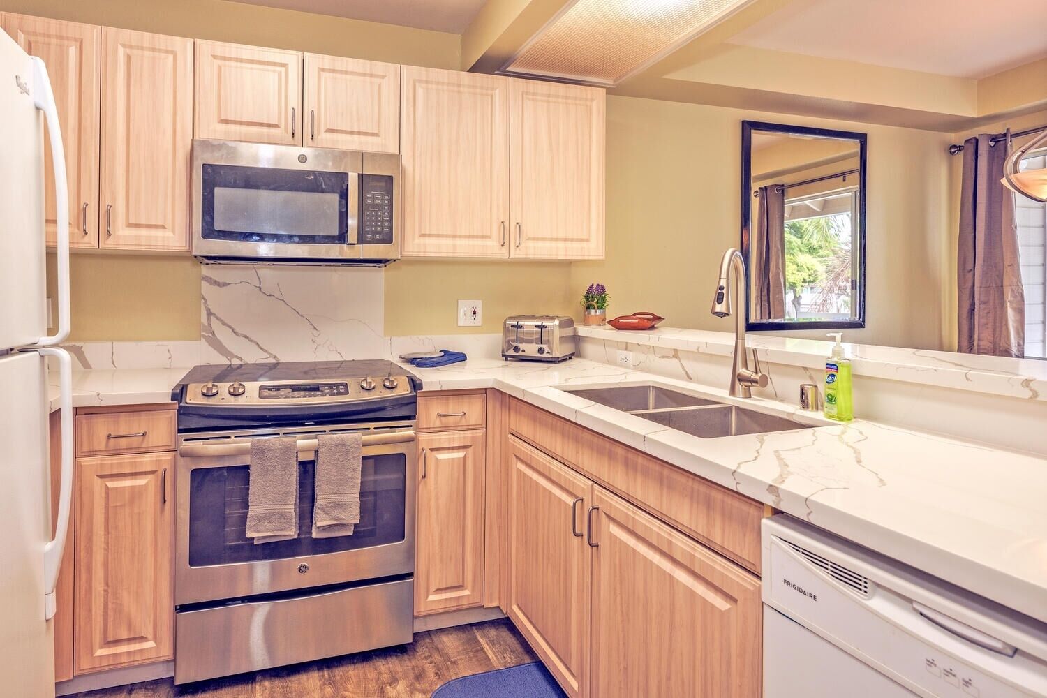 Townhome, 3 Bedrooms | Private kitchen | Fridge, oven, coffee/tea maker, toaster