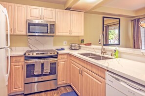 Townhome, 3 Bedrooms | Private kitchen | Fridge, oven, coffee/tea maker, toaster - Ko Olina Fairways #4e 3 Bedroom Townhouse by RedAwning (Kapolei)