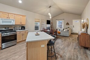 House, 3 Bedrooms | Private kitchen