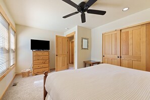 2 bedrooms, free WiFi - Wren 2 Bedroom Home by RedAwning (Redmond)