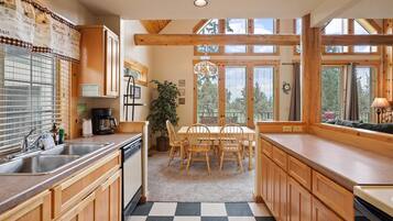 House, 2 Bedrooms | Private kitchen | Fridge, oven, coffee/tea maker, toaster