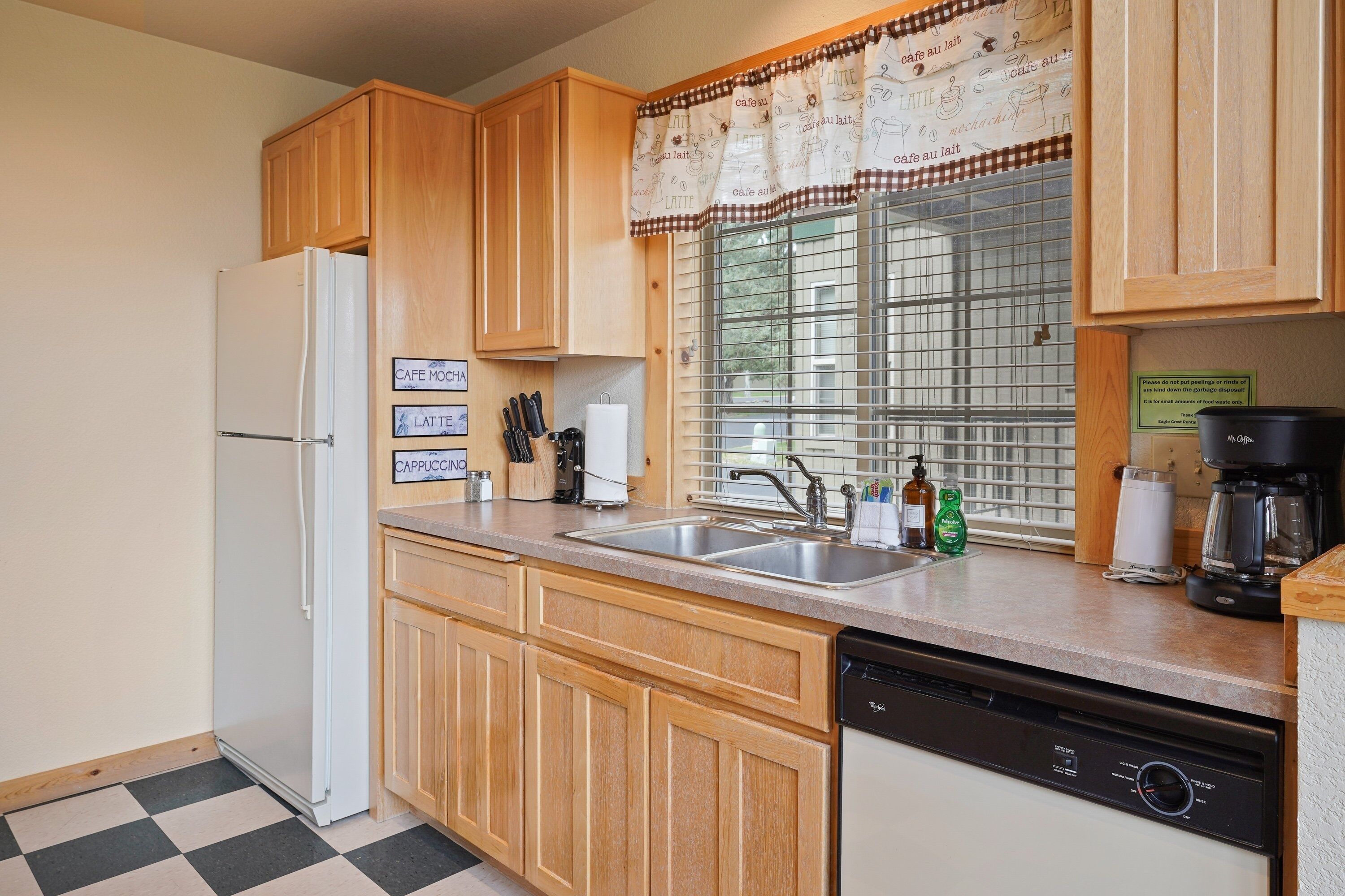 House, 2 Bedrooms | Private kitchen | Fridge, oven, coffee/tea maker, toaster