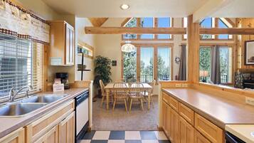 House, 2 Bedrooms | Private kitchen | Fridge, oven, stovetop, coffee/tea maker